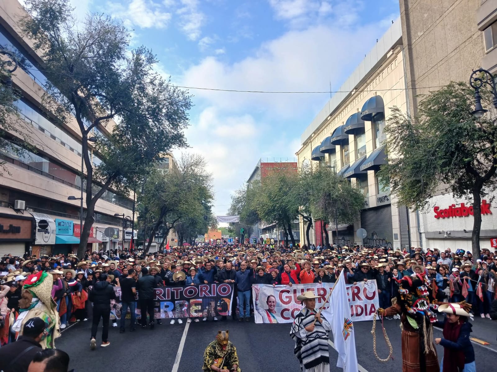 Ricardo Salinas, Francisco Rodríguez y parte del gobierno de Guerrero marchó por el primer cuadro de la ciudad de México para acompañar a la presidenta de México Claudia Sheinbaum, lugar concurida por el pueblo.